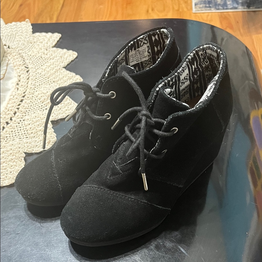 Tom’s Stylish Black Women's Lace-Up wedge shoes